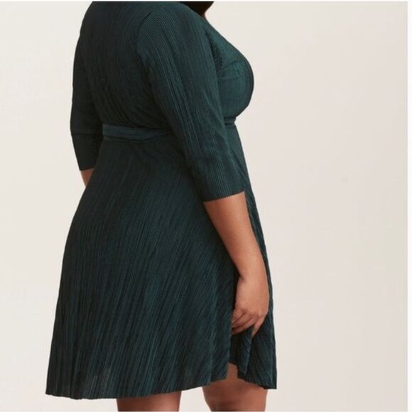 Torrid Green Pleated Fit and Flare Dress V-Neck 3/4 Sleeve - Picture 3 of 4